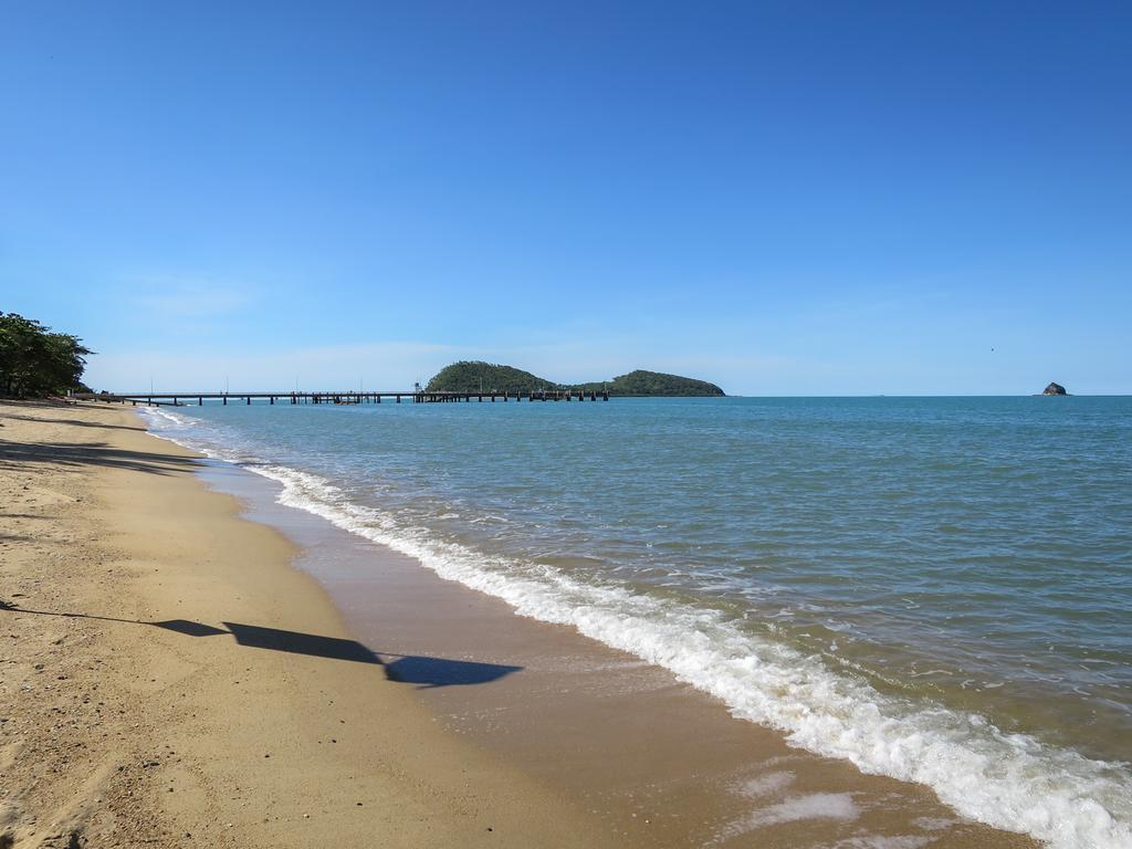 Marlin Waters Beachfront Apartments Palm Cove Exterior photo