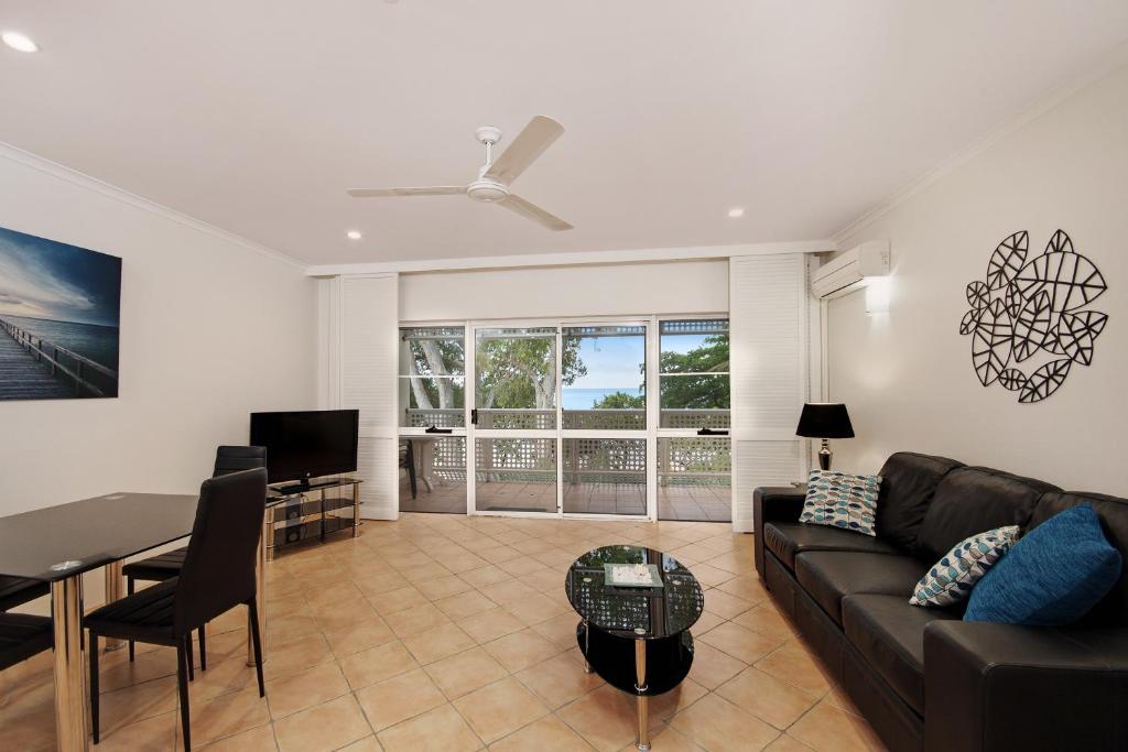 Marlin Waters Beachfront Apartments Palm Cove Room photo