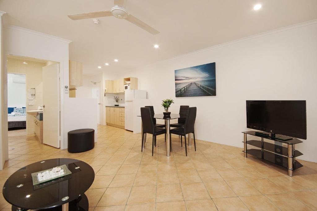 Marlin Waters Beachfront Apartments Palm Cove Room photo