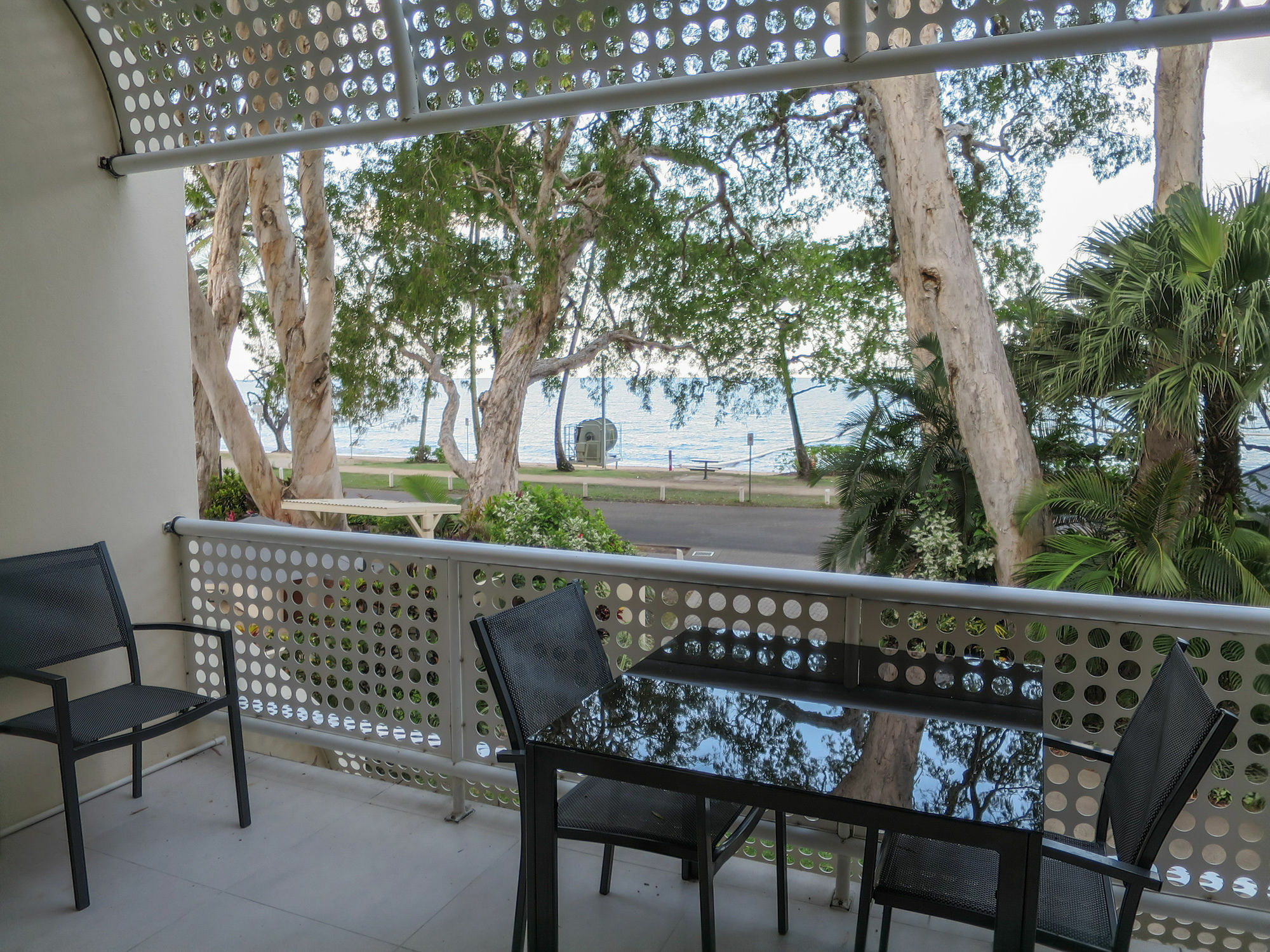 Marlin Waters Beachfront Apartments Palm Cove Exterior photo
